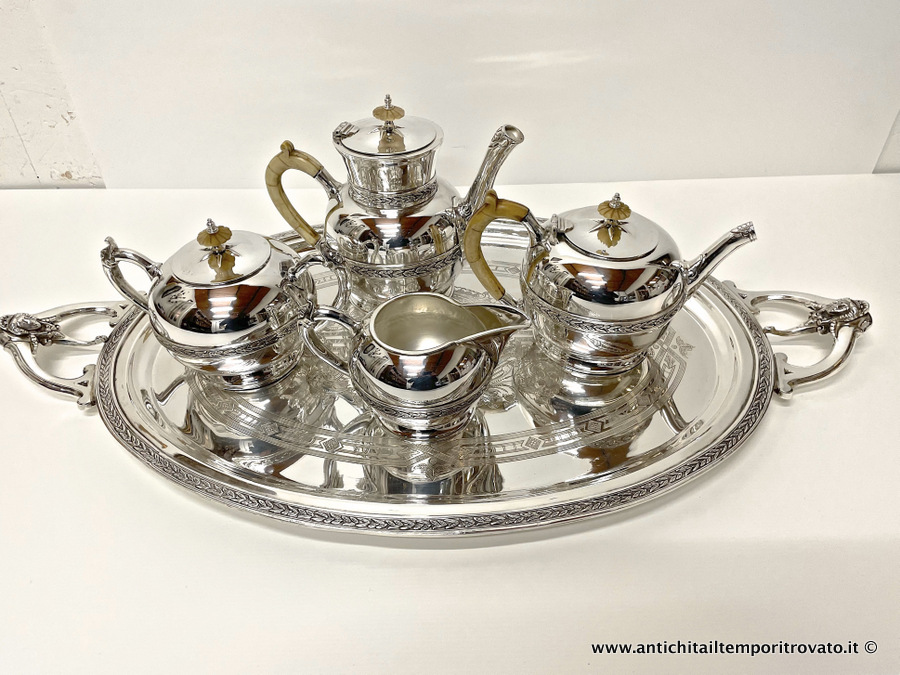 Sheffield d'epoca → Set in sheffield → Antico set italiano composto da vassoio e 4 pezzi Antico servizio da caffe e te con vassoio
Splendido set da te e caffè realizzato in Italia nella seconda metà dell'800: composto da un elegante vassoio (cm.62x44; h.2,5) con i manici (cm.81x44)) con cavetto cesellato con …
... continua ...
Immagine:immagini/catalogo/6000/6983.jpg