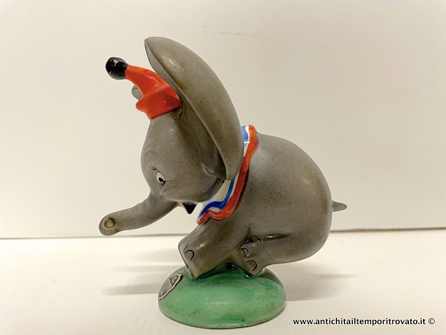 Oggettistica d`epoca - Statue e statuine - Figurina Disney Dumbo Goebel DIS 122 Deliziosa statuina tedesca di Dumbo della Disney DIS 122 marcata Goebel - Immagine n°3  