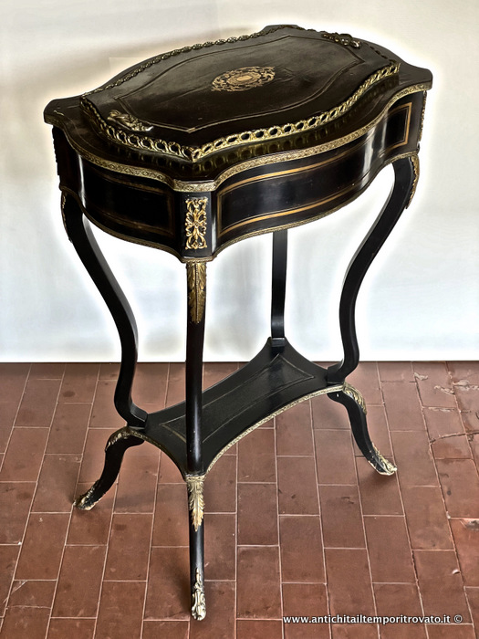 Mobili antichi - Tavoli e tavolini
Antica fioriera ebanizzata Napoleone III - Antico tavolino con fioriera con applicazioni e intarsi in bronzo
Immagine n° 