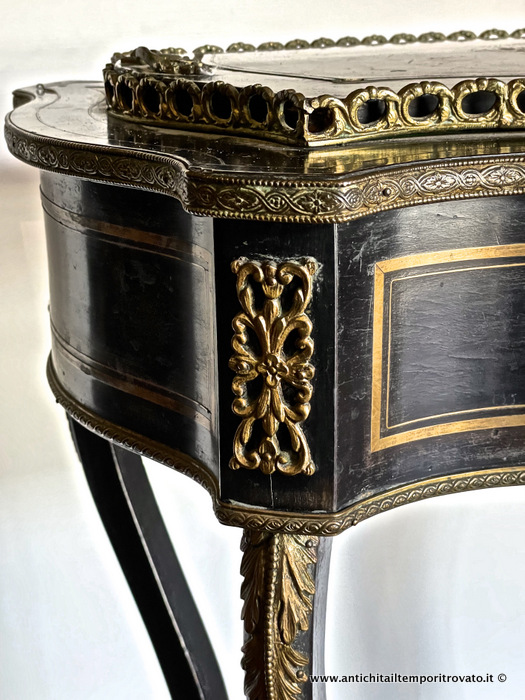Mobili antichi - Tavoli e tavolini - Antica fioriera ebanizzata Napoleone III Antico tavolino con fioriera con applicazioni e intarsi in bronzo - Immagine n°2  