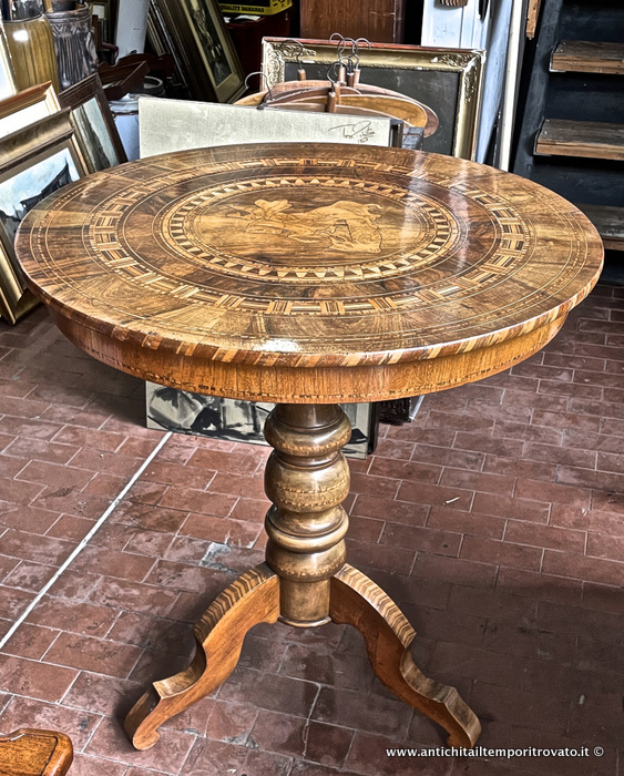 Antico tavolino di Sorrento con San Giorgio e il drago - Antico tavolino sorrentino con intarsi geometrici