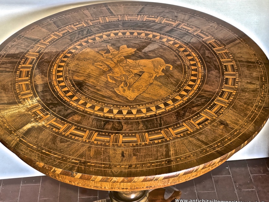 Mobili antichi - Tavoli e tavolini - Antico tavolino di Sorrento con San Giorgio e il drago Antico tavolino sorrentino con intarsi geometrici - Immagine n°2  
