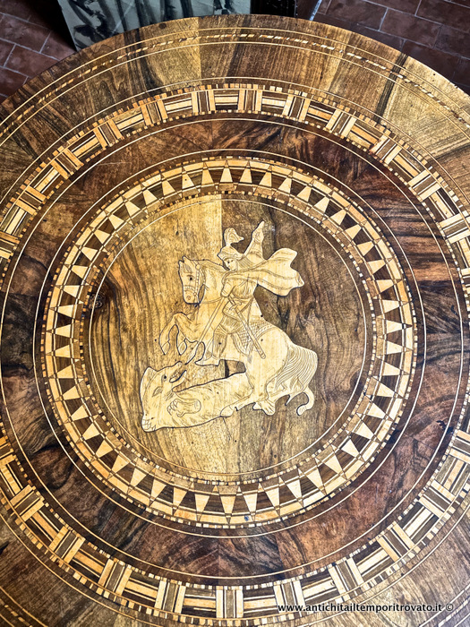 Mobili antichi - Tavoli e tavolini - Antico tavolino di Sorrento con San Giorgio e il drago Antico tavolino sorrentino con intarsi geometrici - Immagine n°3  