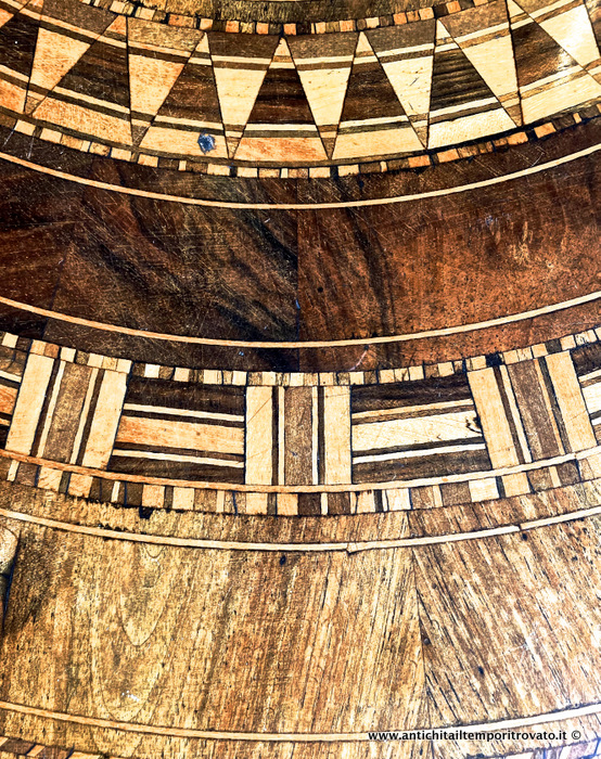 Mobili antichi - Tavoli e tavolini - Antico tavolino di Sorrento con San Giorgio e il drago Antico tavolino sorrentino con intarsi geometrici - Immagine n°5  