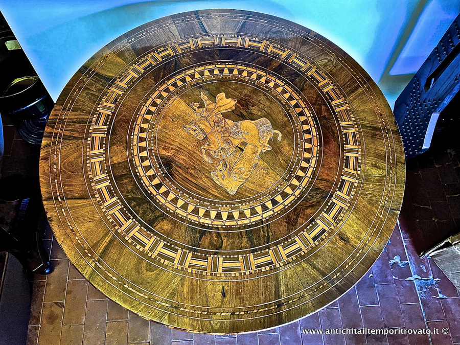 Mobili antichi - Tavoli e tavolini - Antico tavolino di Sorrento con San Giorgio e il drago Antico tavolino sorrentino con intarsi geometrici - Immagine n°7  