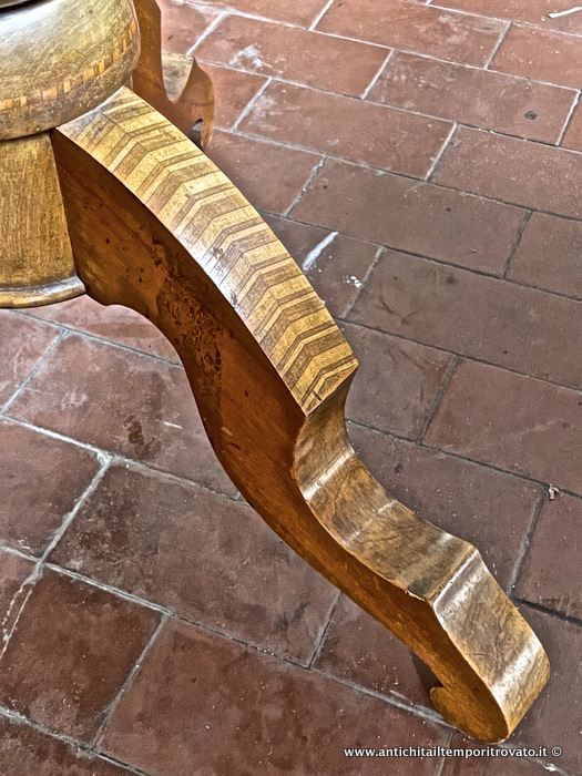 Mobili antichi - Tavoli e tavolini - Antico tavolino di Sorrento con San Giorgio e il drago Antico tavolino sorrentino con intarsi geometrici - Immagine n°9  