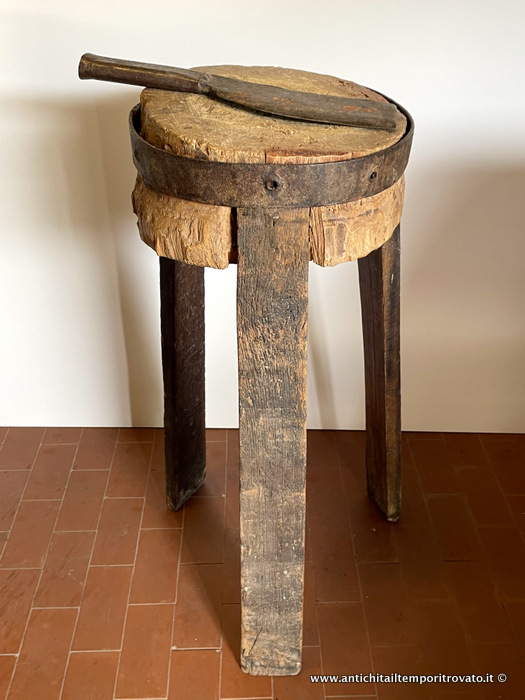 Antico ceppo con mannaia con struttura in ferro e piedi in legno - Vecchio ceppo da terra con mannaia su 3 piedi
