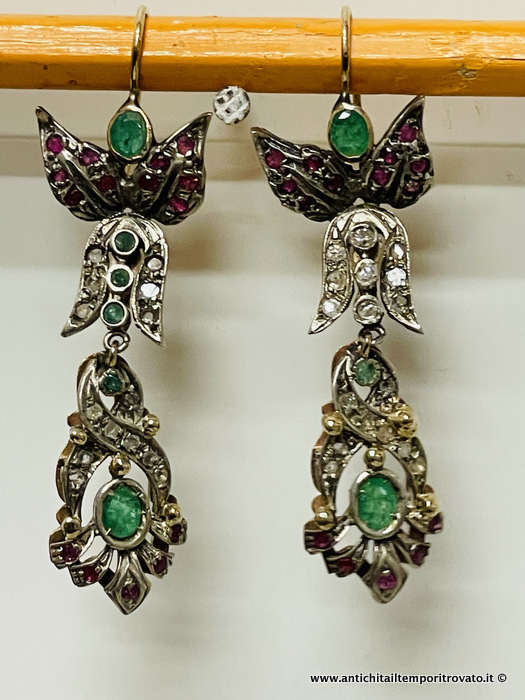 Antica  coppia di orecchini in oro 750 con piccoli rubini, smeraldi e zaffiri bianchi - Deliziosi orecchini in oro con inserti in argento