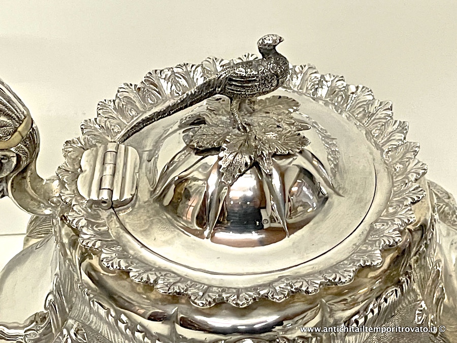 Argenti antichi - Caffettiere e teiere - Antico set inglese in argento 925 con decoro di faggiani realizzato a sbalzo - Immagine n°3  