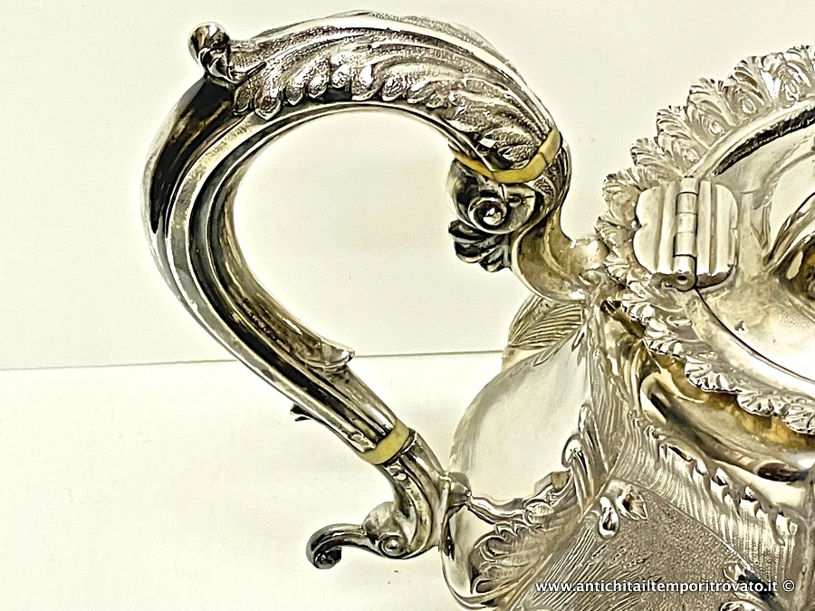 Argenti antichi - Caffettiere e teiere - Antico set inglese in argento 925 con decoro di faggiani realizzato a sbalzo - Immagine n°4  