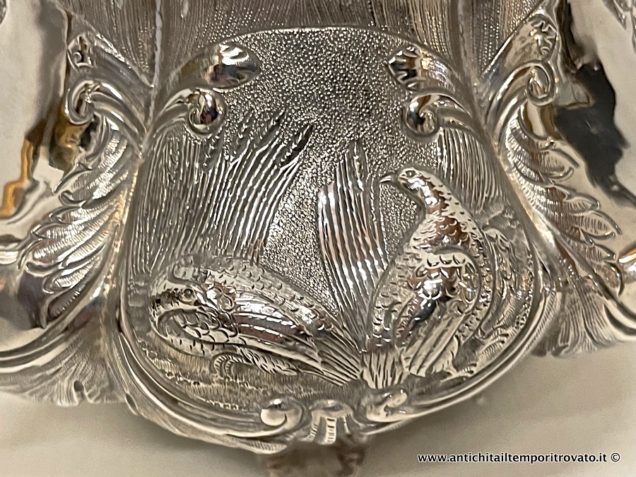 Argenti antichi - Caffettiere e teiere - Antico set inglese in argento 925 con decoro di faggiani realizzato a sbalzo - Immagine n°5  