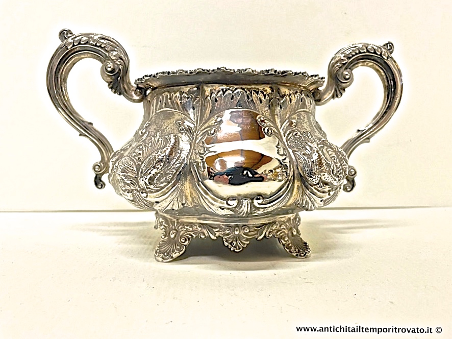 Argenti antichi - Caffettiere e teiere - Antico set inglese in argento 925 con decoro di faggiani realizzato a sbalzo - Immagine n°7  