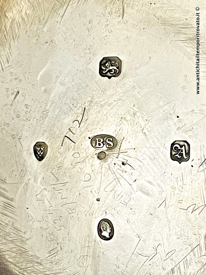 Argenti antichi - Caffettiere e teiere - Antico set inglese in argento 925 con decoro di faggiani realizzato a sbalzo - Immagine n°10  