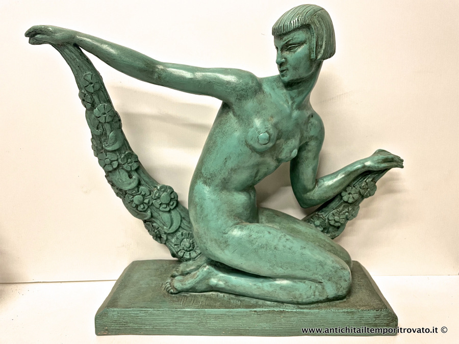 Antica statua francese dèco in terracotta - Giovane donna con ghirlanda di fiori del periodo Dèco