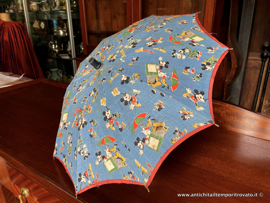 Antico piccolo ombrello parasole da collezione decorato con Mickey Mouse, Minnie, Pluto e Clarabella - Piccolo ombrellino del 1940 in cotone stampato con Topolino e Minnie