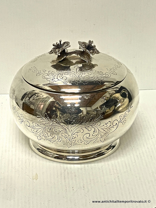 Zuccheriera rotonda in argento 800 cesellata - Zuccheriera palermitana in argento di Eugenio Sancampiano