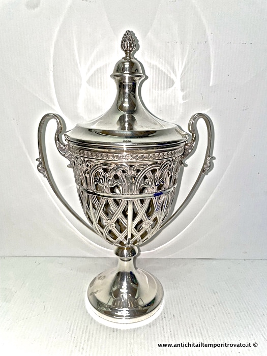 Antico contenitore con manici in argento 800 decorato con motivi neogotici - Antica coppa con coperchio in argento lavorato a traforo