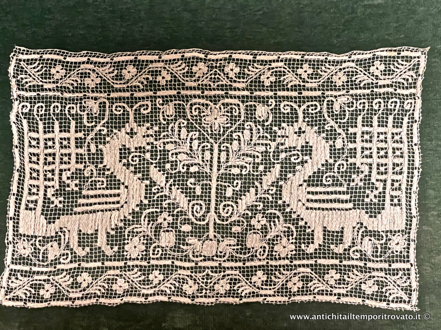 Sardegna antica → Costumi, ricami, tappeti sardi → Antico centro rettangolare in filet di Bosa

Antico centro di forma rettangolare (cm.42x25) realizzato a Bosa con i classici decori sardi come su Coru meu e le pavoncelle dalla grande coda. La finissima ed antica tecnica della lavorazione del …

... continua ...

