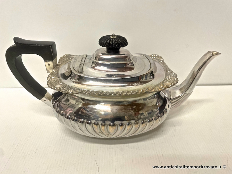 Sheffield d'epoca → Teiere  → Teiera inglese con corpo baccellato fine 800

Grande e antica teiera inglese di forma rettangolare (cm.29x15 h.14) realizzata in Britannia Metal dagli argentieri di Sheffield Atkin Brothers nella fine dell'800. Baccelli nella parte …

... continua ...

