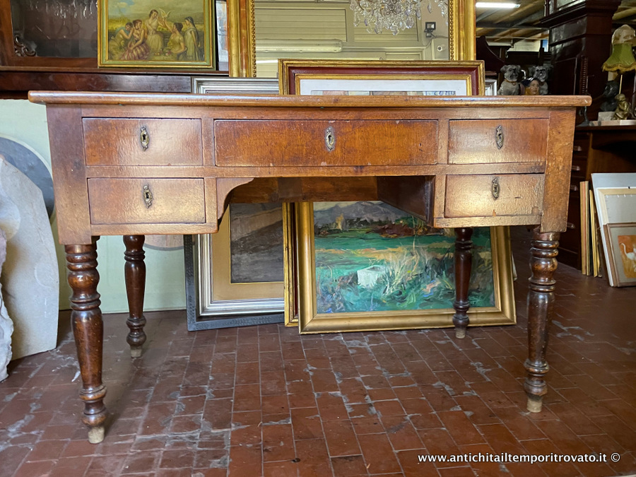 Mobili antichi → Scrivanie e scrittoi → Antica scrivania in noce massello con gambe tornite

Antico scrittoio italiano (cm.122x60; h.80) realizzato in massello di noce nella fine dell'800: sostenuto da eleganti gambe tornite alte cm.48 con cassetto sottopiano di cm.50 (h.10) e lateralmente 2 …

... continua ...

