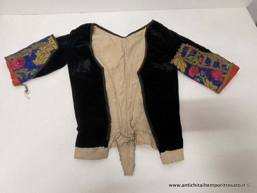 Sardegna antica → Costumi, ricami, tappeti sardi → Antico giubbino di Teulada a gravellus fine 800 Giubbino teuladino fine 800 in velluto nero e broccato azzurro a gravellus
Delizioso e antico giubbino del costume sardo di Teulada realizzato tra la fine dell'800 e i primissimi anni del 900: in velluto nero con fodera interna originale, maniche in broccato a fondo azzurro …
... continua ...
Immagine:immagini/catalogo/7000/7618.jpg