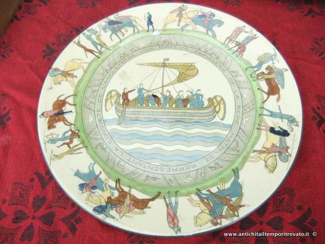 Questo piatto del 1922 fu realizzato per la Regina Matilde un arazzo, conservato a Bayeux, che rappresentava i momenti più importanti della battaglia di Hastings. 