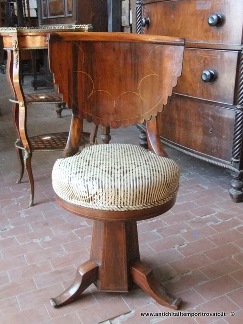 Sedia austriaca del periodo biedermeier (1815/1848) lastronata in noce e fielttata. Girevole, era usata per suonate strumenti come il violoncello. Deliziosa sedia da musica austriaca del periodo biedermeier