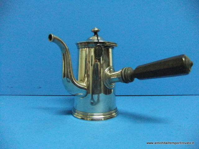 Charles Cristofle acquistò i brevetti che gli hanno permesso di fare argentature e dorature industriali con elettrolisi, che fino ad allora era stata fatta a mano. Nel 1845 aprì la prima fabbrica, Antica cioccolatiera della fine dell`800 punzonata Christofle