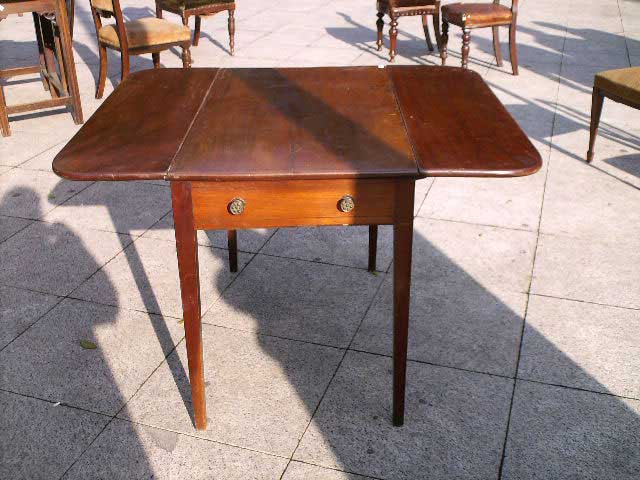 Tavolo piccole bandelle - Tavolo dell`800 con piccole bandelle