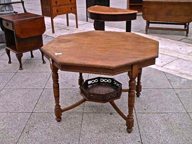 Mobili antichi → Tavoli e tavolini → Antico tavolo ottagonale da salotto Antico tavolo inglese da lampada
Antico ed elegante tavolino inglese di forma ottagonale realizzato in massello di mogano nei primi anni del 900. Ogni lato del piano misura cm.41, la misura da un lato all'altro è di cm.99, …
... continua ...
Immagine:immagini/catalogo/0/549.jpg