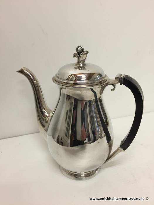 Argenti antichi → Caffettiere, teiere, samovar → Antica caffettiera in argento danese Antica caffettiera danese in argento a titolo 826
Antica e deliziosa caffettiera danese realizzata nel periodo dèco in argento a titolo 826 con manico in bachelite e presa a forma di fiore. Il corpo misura cm.Ø9, dal manico al …
... continua ...
Immagine:immagini/catalogo/0/724.jpg