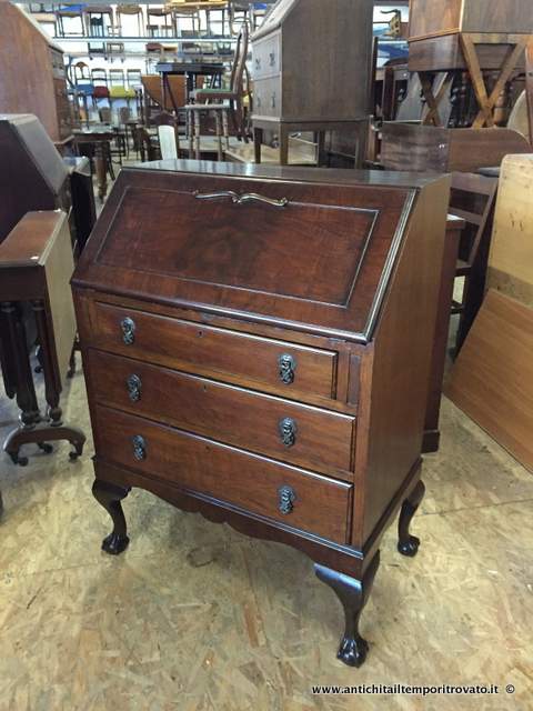 Mobili antichi → Bureau e trumeau → Antico bureau con automatismo Antica ribalta Edoardiana in mogano
Elegante e particolare bureau realizzato in mogano nei primi anni del 900 con scarabattolo interno, che fuoriesce con l'apertura della ribalta (profonda cm.30), ed è composto da quattro vani …
... continua ...
Immagine:immagini/catalogo/1000/1182.jpg