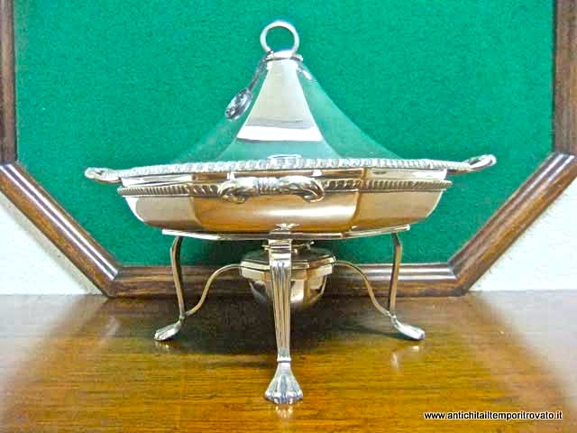 Sheffield d'epoca → Legumiere → Antico scaldavivande con supporto Legumiera ad alcool
Antica legumiera inglese in sheffield, di forma ottagonale con bordi godronati e coperchio a pagoda, poggiante su quattro gambe rastremate che terminano con piedi ferini. Fornello ad …
... continua ...
Immagine:immagini/catalogo/1000/1407.jpg