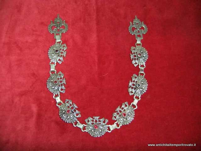 Sardegna antica - Antichi rosari e gioielli sardi
Antica gancera sarda in argento realizzata a mano - Gancera d'epoca per costume sardo
Immagine n° 