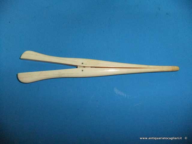 Oggettistica d'epoca → Oggetti vari → Allarga dita d`epoca per guanti in osso Antica pinza allarga dita per guanti
Antica pinza d`epoca in osso per allargare le dita dei guanti. Provenienza Francia, periodo primi 900. Stato di conservazione: …
... continua ...
Immagine:immagini/catalogo/1000/1970.jpg