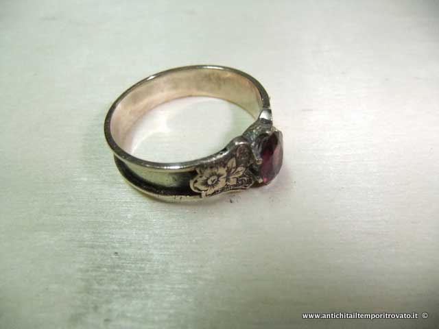 Antichita il tempo ritrovato Antiquariato e restauro Gioielli e bigiotteria Anelli d epoca in oro Anello con pietra centrale color granata Anello con pietra centrale color granata