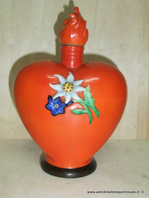 Oggettistica d`epoca → Porcellane e ceramiche → Antica bottiglia a forma di cuore Bottiglia d`epoca in ceramica
Particolare bottiglia da collezione degli anni 40: un cuore con il tappo a forma di fiamma. Decorata con due fiori tra cui una stella alpina simbolo dell`amore e una violetta. L`antica bottiglia …
... continua ...
Immagine:immagini/catalogo/2000/2656.jpg