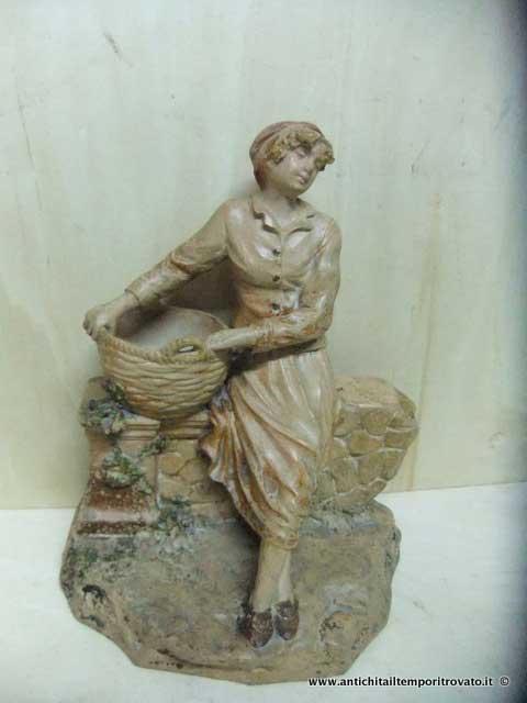 Antica statua in terracotta - Donna in terracotta d`epoca