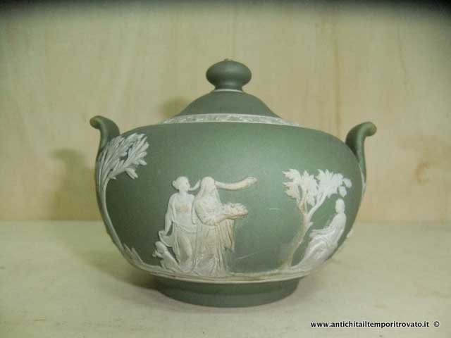 Oggettistica d`epoca → Porcellane e ceramiche → Antica zuccheriera Wedgwood Old sugar bowl Wedgwood
Antica zuccheriera inglese di manifattura Wedgwood in gres verde con figure neoclassiche in rilievo. La misura da manico a manico è di cm.12. L`antica zuccheriera Wedgwood ha una filo interno che …
... continua ...
Immagine:immagini/catalogo/2000/2686.jpg