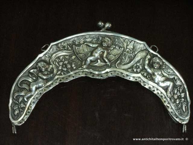 Argenti antichi → Oggetti vari in argento → Antica cerniera da borsetta Cerniera in argento d`epoca
Splendida e antica cerniera da borsetta in argento italiano, elegantemente sbalzata con decorazioni di angeli, fiori e farfalle. La fascia sbalzata è alta nella parte centrale 4 cm, nei …
... continua ...
Immagine:immagini/catalogo/2000/2707.jpg