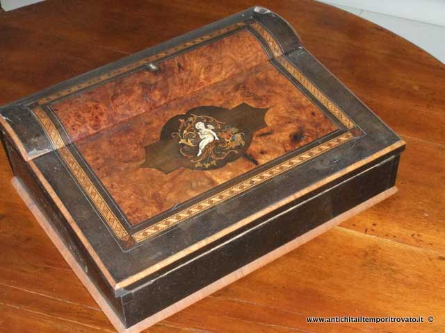Oggettistica d`epoca - Oggetti in legno
Antico scrittoio da viaggio intarsiato - Scrittoio da viaggio Napoleone III
Immagine n° 