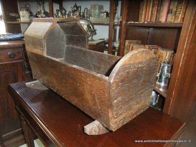 Giocattoli antichi → Giochi e giocattoli → Antica culla da bambola Antica culla in miniatura da bambola
Antica culla per bambola di provenienza inglese costruita in massello di rovere. I giochi da bambola o comunque i mobili in miniatura sono di difficile reperibilità nel mercatoa antiquario per …
... continua ...
Immagine:immagini/catalogo/2000/2716.jpg