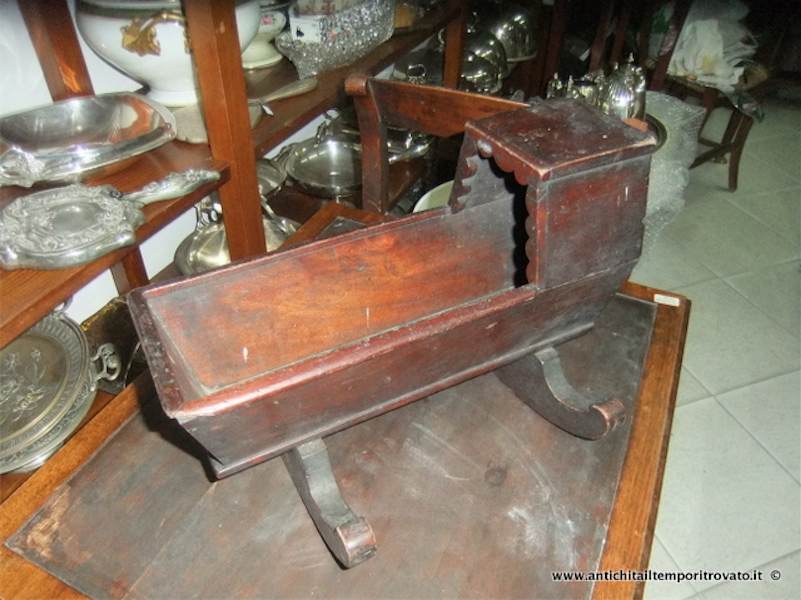 Giocattoli antichi → Giochi e giocattoli → Piccola culla da bambola Antica culla giocattolo
Antica culla da bambola fine 800 in massello di mogano. Di provenienza inglese con frontale smerlato. La larghezza massima compresa di piedi è di 27. L`antica culla da …
... continua ...
Immagine:immagini/catalogo/3000/3067.jpg