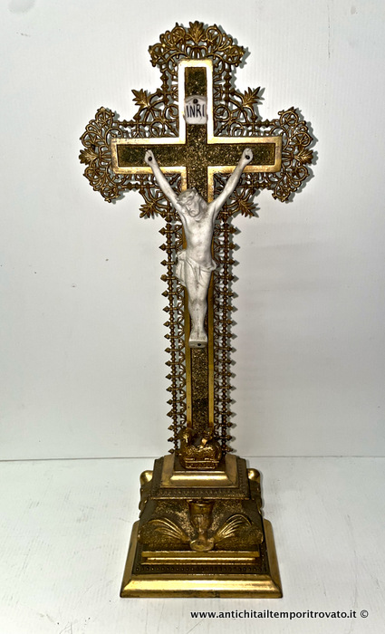 Antico cristo in biscuit - Cristo in biscuit su croce in legno dorato