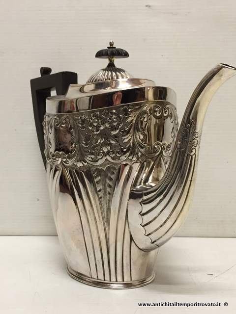 Caffettiera cesellata a motivi fogliacei - Antica caffettiera con cartiglio