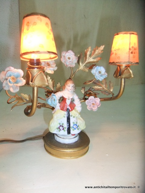 Antica lampada da tavolo in porcellana - Antica lampada con damina