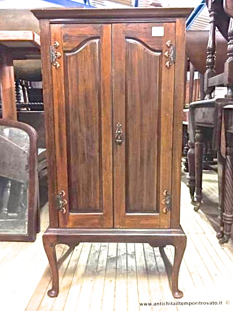 Mobili antichi → Credenze → Antico mobile porta camicie art nouveau Piccolo mobile in mogano con 9 ripiani
Delizioso mobile di provenienza inglese realizzato nei primi anni del 900 in massello di mogano: usato originariamente come portaspartiti, oggi può essere utilizzato per usi molteplici (ad …
... continua ...
Immagine:immagini/catalogo/4000/4368.jpg