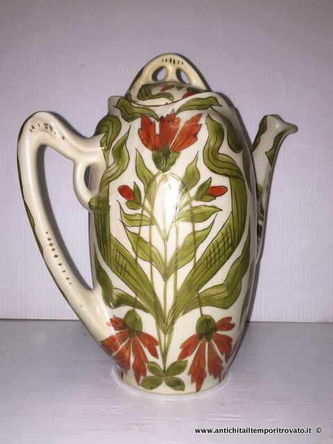 Oggettistica d`epoca → Teiere caffettiere porcellana → Caffettiera jugendstil Antica caffettiera austriaca
Splendida e particolare caffettiera da collezione jugendstil decorata a mano con fiori rossi e foglie dipinte a mano: il tutto è contornato in oro (vedi foto). Il bordo interno della …
... continua ...
Immagine:immagini/catalogo/4000/4462.jpg