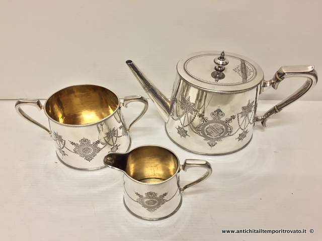 Tre pezzi decorati in silver plate - Antico set da te decorato con elementi fogliati