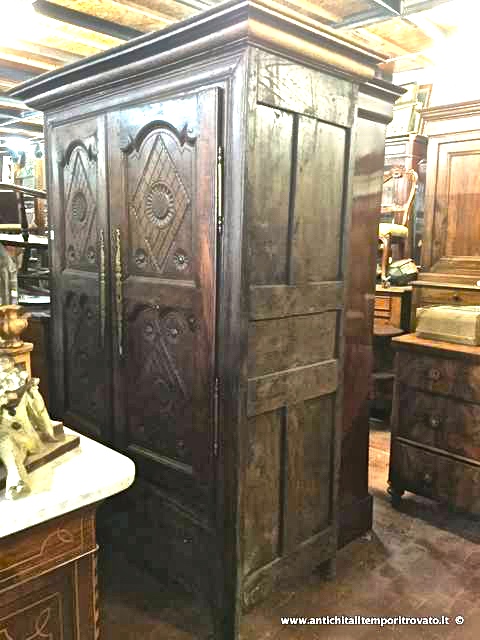 Mobili antichi → Armadi → Armadio provenzale con ante scolpite Antico armadio primi 800
Delizioso armadio provenzale di piccole dimensioni in massello di rovere: due ante a battere formate da quattro pannelli scolpiti decorati con rombo centrale con fiore al suo interno e quattro …
... continua ...
Immagine:immagini/catalogo/4000/4764.jpg